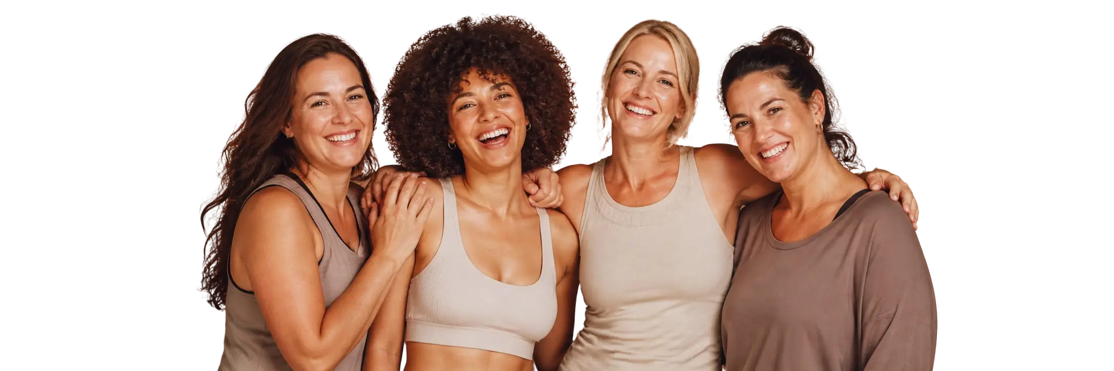 Ganzheitliche Physiotherapie und Frauengesundheit für mehr Wohlbefinden Vier Frauen stehen lachend in warmer Studioatmosphäre zusammen und symbolisieren Frauengesundheit, Vertrauen, Körperakzeptanz und ganzheitliche Physiotherapie.